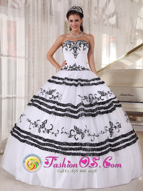 Black and White Quinceanera Dress With Sweetheart Neckline Embroidery ball gown for 2013 Yamasa Dominican Style PDZY439FOR 