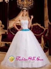Sashes and Appliques Decorate Bodice For Strapless white Tulle Quinceanera Dress In Monte Chingolo Argentina Style QDZY146FOR