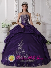 Ciego de Avila Cuba Taffeta With Embroidery Elegant Purple Remarkable Sweet sixteen Ball Gown Dress For 2013 Strapless  Style QDZY557FOR