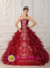 Loja  Ecuador Customer Made Wine Red Satin and Organza With Embroidery Classical Sweet sixteen Dress Strapless Ball Gown Style QDZY324FOR