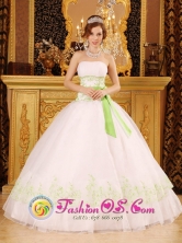 Nuevitas Cuba Discount White 2013 sweet sixteen  Dress Strapless Organza Appliques Bow Decorate Style QDZY076FOR