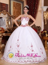 Spring Exquisite Embellished White Strapless Organza Quinceanera Dress With Embroidery Decorate in Tacuba   El Salvador Style QDZY567FOR