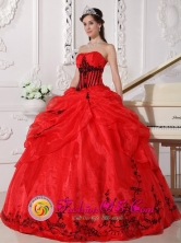 2013 El Tejar Guatemala Beautiful Red Quinceanera Dress For Strapless Floor-length Organza With black Appliques Ball Gown for Military Ball Style QDZY440FOR