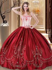  Wine Red Ball Gowns Strapless Sleeveless Taffeta Floor Length Lace Up Embroidery Vestidos de Quinceanera