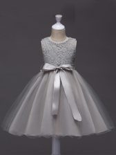  Knee Length Zipper Girls Pageant Dresses Grey for Wedding Party with Lace and Belt