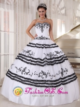 Black and White Quinceanera Dress With Sweetheart Neckline Embroidery ball gown for 2013 in   Nin ayeri Nicaragua  Style PDZY439FOR