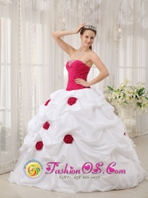 Hand Made Flowers and Beading Decorate Bodice Sexy White and Hot Pink Quinceanera Dress For 2013 Quinceanera IN  Cabo Gracias a Dios Nicaragua  Style QDZY378FOR 