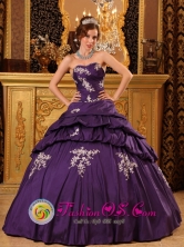 2013 Salcaja Guatemala Custom Made Dark Purple Quinceanera Dress Appliques Decorate Bodice Taffeta Floor-length For Style QDZY022FOR