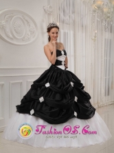 2013 Perene Peru Black and White Pick-ups Quinceanera Dresses With Beading Taffeta and Tulle gown For Winter Style QDZY413FOR