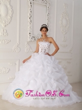 Chancay Peru Cheap White Hand Made Flowers Quinceanera Dress With Strapless Court Train gold Beading and Ball Gown for Formal Evening Style QDZY450FOR