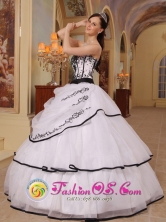 2013  Wholesale  Customize White Appliques Decorate Bust Sweet 16 Dress With Organza IN Rio Branco Uruguay Style QDZY316FOR