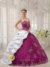 Beautiful Embroidery Bright Purple and White Sweet 16 Dress Sweetheart neckline Ball Gown IN Dolores Uruguay Style QDZY423FOR 