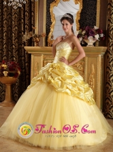 Custom Made 2013  Modest Beaded Decorate Hand Made Flowers And Pick-ups Yellow Wholesale Quinceanera Dress IN Piriapolis Uruguay Style QDZY214FOR