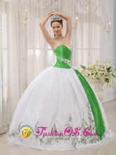 Fall Hot White and green Sweetheart Neckline Quinceanera Dress With Embroidery Decorate IN Sarandi Grande Uruguay Style QDZY408FOR 