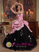 Spring Hand Made Flowers New Arrival Rose Pink and Black Sweet 16 Dress Sweetheart Tulle and Taffeta Stylish Ball Gown IN Juan Lacaze Uruguay Style QDZY508FOR 