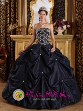 2013 Stylish Quinceanera Gown Black Beaded Decorate Bodice Strapless With Pick-ups Heredia Costa Rica Style QDZY173FOR    