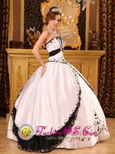 Moyobamba Peru Floral Embroidery On Satin Classical White and Black Strapless wholesale Ball Gown for Sweet 16 Style QDZY102FOR