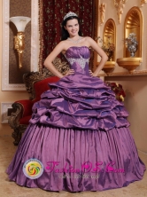 La Paz Colombia Wholesale Stylish Lavender Pick-ups Quinceanera Ball Gown Dress With Taffeta Exquisite Appliques  Style QDZY638FOR 