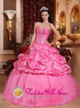 Sweet Rose Pink Modest Quinceanera Dress With Pick-ups and Beaded Decorate Bodice for Graduation In Choloma Honduras Style QDZY616FOR  