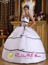 2013 Ciudad Bolivar Colombia White Organza Modest Quinceanera Dress With Appliques Floor-length Lace-up Style QDZY291FOR 
