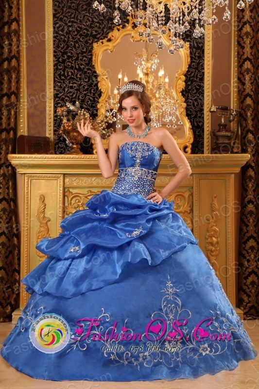 Cajamarca Peru Customized Strapless Beading and Appliques Decorate Pick ups wholesale Ball Gown for Sweet 16 Style QDZY067FOR