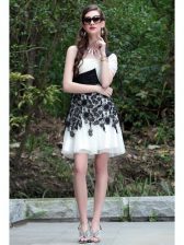 Fitting One Shoulder Sleeveless Chiffon Knee Length Criss Cross Prom Party Dress in White And Black with Lace