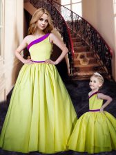 Fashionable One Shoulder Sleeveless Floor Length Ruching Yellow Satin