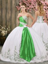  Sleeveless Organza Floor Length Lace Up Vestidos de Quinceanera in White with Embroidery and Belt