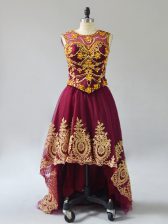  Scoop Sleeveless Prom Dresses High Low Beading and Appliques Burgundy Tulle