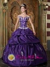 Minatitlan Mexico Wholesale Sweet Off Shoulder Taffeta Quinceanera Dress For Sweet 16 Quinceanera With Appliques Decorate in Summer Style QDZY135FOR 