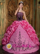 Rose Pink  Wholesale Embroidery  Quinceanera Dress With Bubble Pick-ups for Sweet 15 In San Lorenzo Paraguay Style QDZY044FOR 