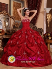 2013 Escuintla Guatemala Wine Red Customize Pick-ups and Appliques Strapless Taffeta Quinceanera Dress For Spring Style QDZY230FOR