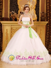Discount White 2013 Wholesale Quinceanera Dress Strapless Organza Appliques Bow Decorate IN Treinta y Tres Uruguay  Style QDZY076FOR