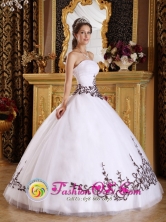 Embroidery Discount White Tulle Strapless Wholesale Quinceanera Dress For 2013 Custom Made   Ball Gown in Summer IN Tala Uruguay Style QDZY225FOR