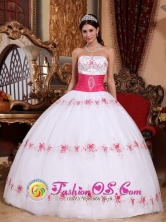 White Strapless Wholesale Floor-length Modest Quinceanera Dress Taffeta and Tulle Appliques In Los Teques Venezuela Style FOR 