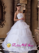 Strapless Appliques White Wholesale Quinceanera Dress With Pick-ups in 2013 Dosquebradas Colombia Summer Style Style QDZY001FOR